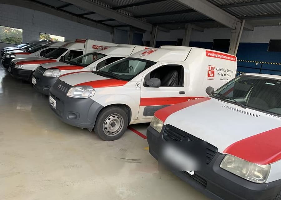 Veículos de atendimento da KMP Empilhadeiras enfileirados no galpão