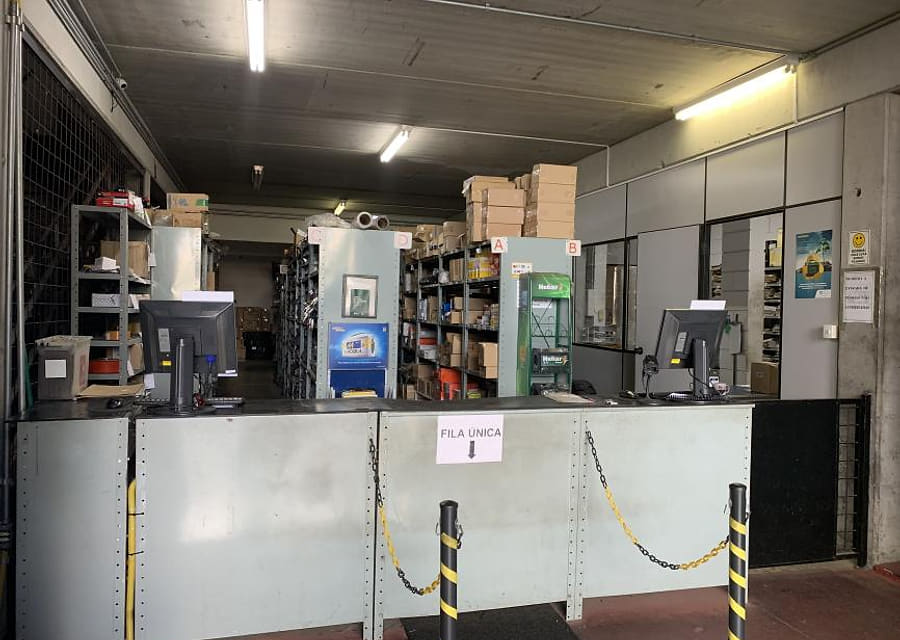 Balcão de atendimento do setor de peças da KMP Empilhadeiras