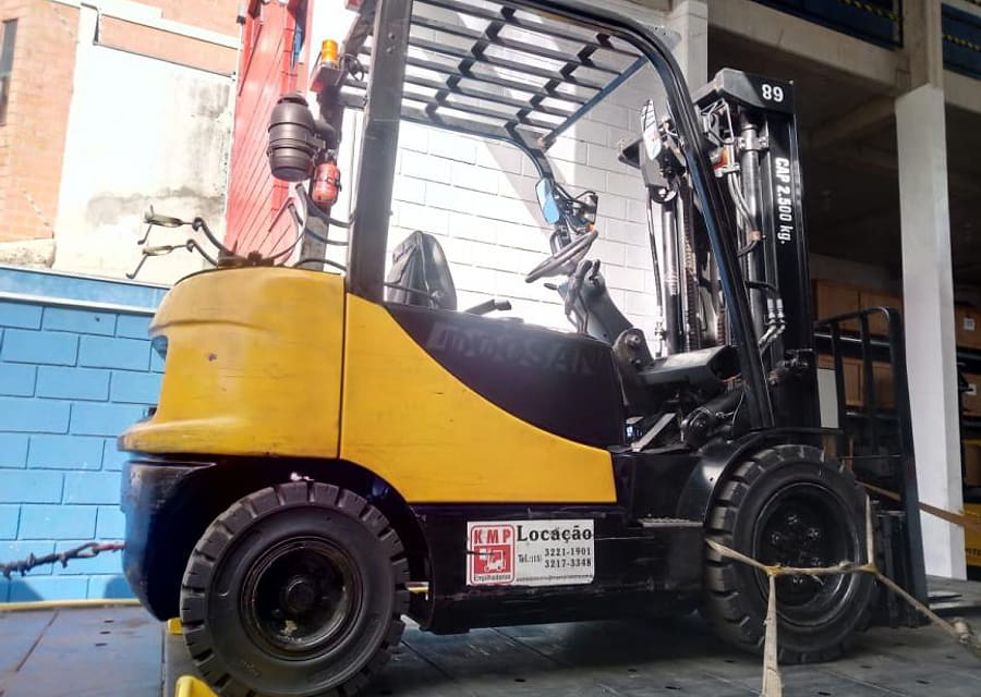 Empilhadeira da KMP sendo carregada em caminhão para entrega