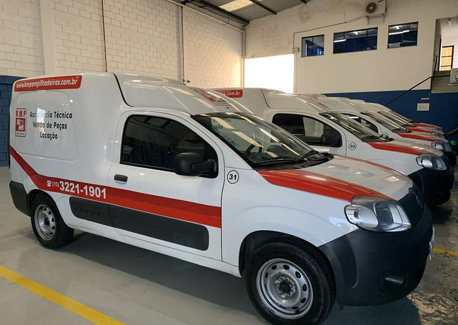 Carro-oficina adesivado da KMP Empilhadeiras dentro do galpão