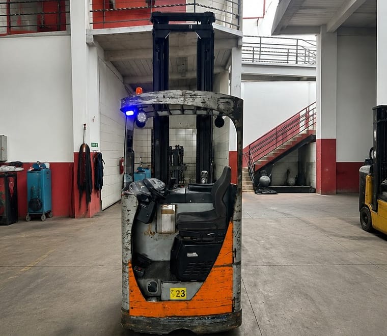 Empilhadeira elétrica retrátil antes da recuperação, na oficina da KMP Empilhadeiras