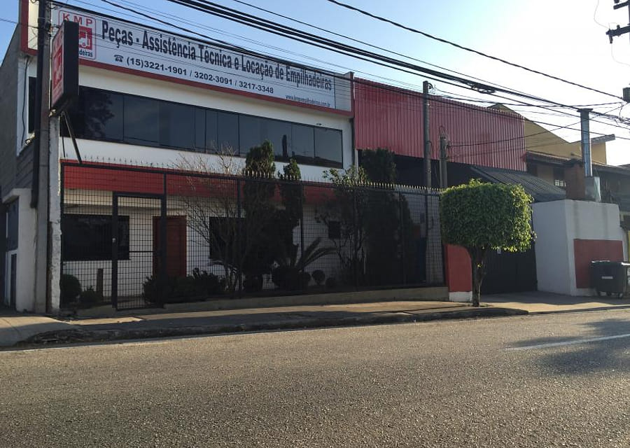 Fachada da KMP Empilhadeiras na Av. Américo de Carvalho, em Sorocaba